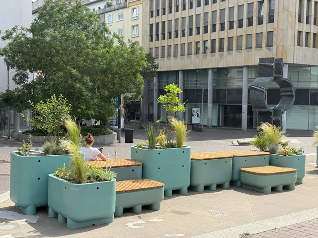 Neue Sitzmöbel auf dem Rathausplatz. Ähnliche Module finden sich bereits am Friedrich-Wagner-Platz.  | Foto: Annaline Dicel
