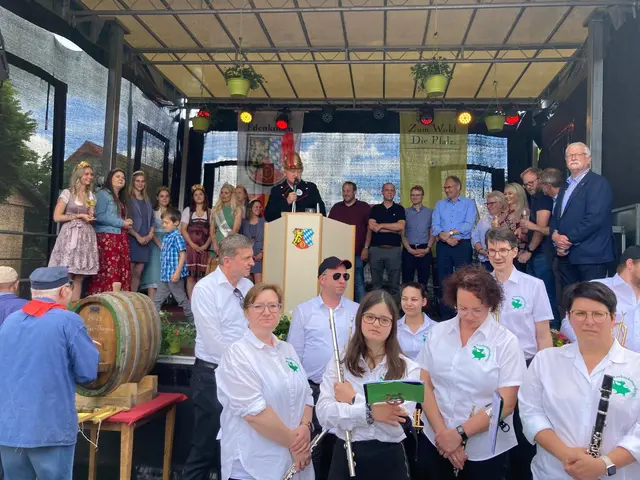 Zur Eröffnung der Owwergässer Winzerkerwe 2026 versammeln sich in Edenkoben unter anderem Weinhoheiten, Büttel, Bürgermeister, Landrat und Musikgruppen auf der Festbühne an der Klosterstraße | Foto: Stadt Edenkoben