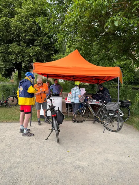 Beim Pedelec-Sicherheitstag informierten Polizei und ADFC über sicheres Radfahren und Diebstahlschutz. Besonders gefragt war die Fahrradcodierung, die viele Besucher direkt vor Ort nutzten. | Foto: Polizeiinspektion Lauterecken