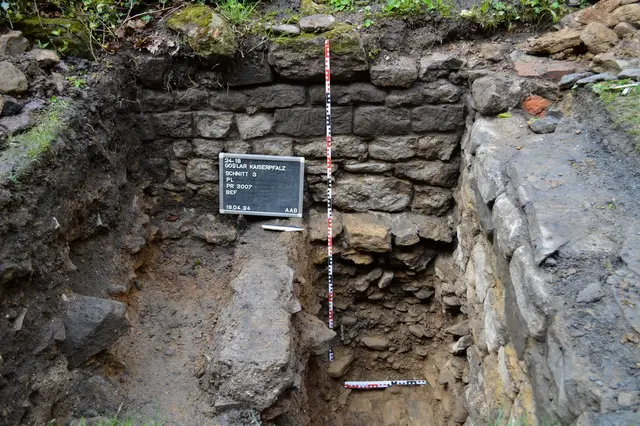 Archäologen entdeckten bei den jüngsten Grabungen im Garten der Goslarer Kaiserpfalz bauliche Spuren, die auf einen repräsentativen Vorgängerbau der Kaiserpfalz hindeuten. | Foto: Stadt Goslar/AAB