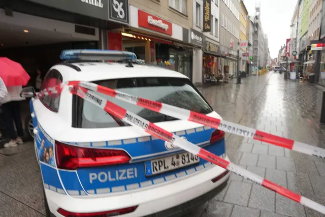 Die Anwohner sollen in ihren Häusern bleiben.  | Foto: Thomas Frey/dpa