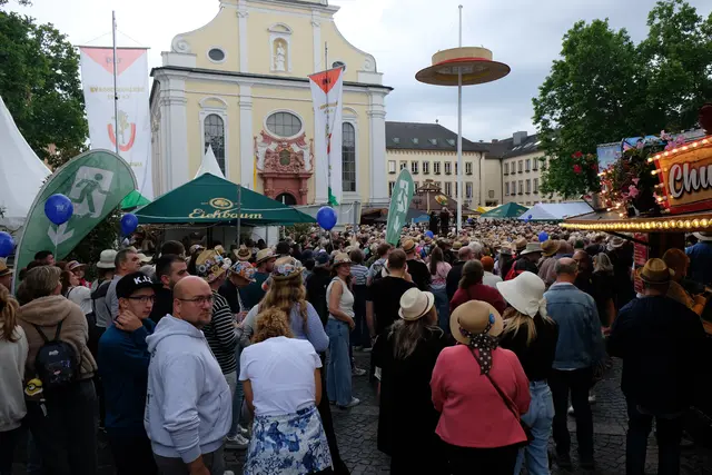 Beim Strohhutfest in Frankenthal setzt die Polizei wieder auf sichtbare Videoüberwachung und verstärkte Kontrollen. Ziel ist es, Straftaten zu verhindern und für einen sicheren Verlauf der Großveranstaltung zu sorgen. | Foto: Thorsten Kornmann