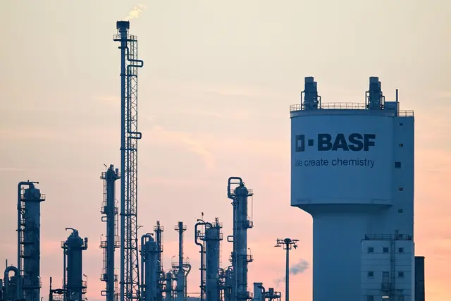 Der Verkauf spült BASF nach früheren Angaben vor Steuern 5,8 Milliarden Euro in die Kasse. (Archivbild) | Foto: Uwe Anspach/dpa