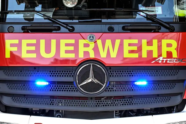 Die Feuerwehr evakuiert vorsorglich ein Wohnhaus. (Symbolbild) | Foto: Uli Deck/dpa