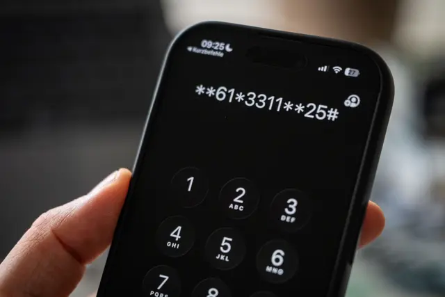Mailbox individuell einstellen: Mit GSM-Codes lässt sich festlegen, wann die Mailbox Anrufe entgegennimmt, etwa bei Besetzt oder Nichterreichbarkeit.  | Foto: dpa
