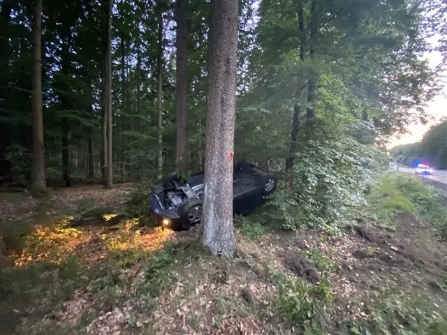Nach einem riskanten Ausweichmanöver überschlug sich ein Audi auf der L160 zwischen Morbach und Bruchweiler. Der mutmaßliche Verursacher, ein blauer SUV, flüchtete vom Unfallort. | Foto: Polizeidirektion Trier