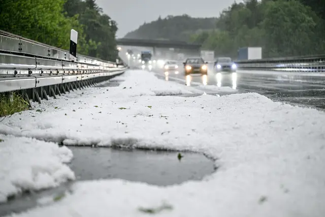 Bei einem Unwetter hagelt es über der A7 bei Heidenheim. | Foto: Jason Tschepljakow/dpa