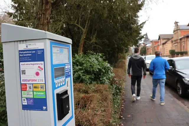 Wer in der Innenstadt einen Parkplatz sucht, hat oft viele Runden vor sich. Eine Umfrage soll zeigen, wo es hakt.  | Foto: Stadt Landau