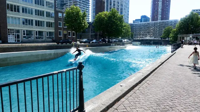 Surfen ist in manchen Städten möglich, etwa in München auf der natürlichen Eisbachwelle oder in einem ehemaligen Kanalarm in Rotterdam, wo ein künstlicher Wavepool in Betrieb ist. Das Wasser reinigt sich natürlich und erneuert sich alle 7 Stunden. Auch Stand-Up-Paddeln ist möglich.  | Foto: Julia Glöckner