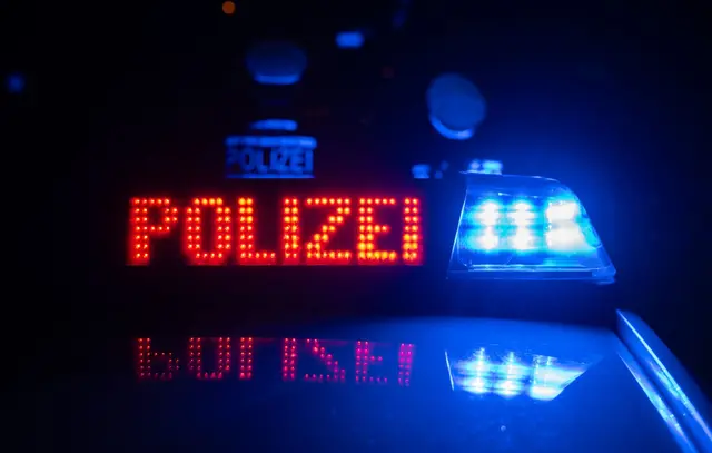 Die Beamten nahmen die zwei Verdächtigen fest. (Symbolbild) | Foto: Marijan Murat/dpa