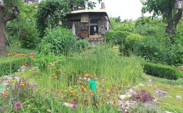 Tag der Offenen Gartentür: der Blick zum Bienenhaus im Garten der Müllers | Foto: Klaus Müller