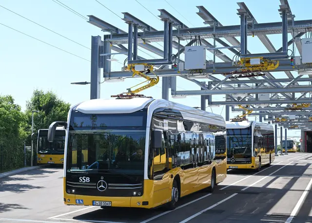 Ein E-Bus wird in Stuttgart an einer Stromtankstelle aufgeladen. (Archivbild) | Foto: Bernd Weißbrod/dpa