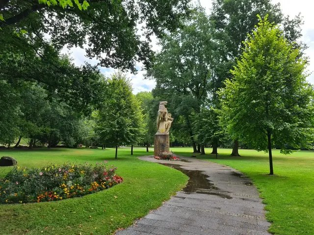 Ein Streit im Volkspark in Kaiserslautern ist am Montagabend eskaliert. Eine 58-jährige Frau soll zwei junge Frauen im Alter von 19 und 22 Jahren mit einem Ast angegriffen und dabei leicht verletzt haben. | Foto: Ralf Vester