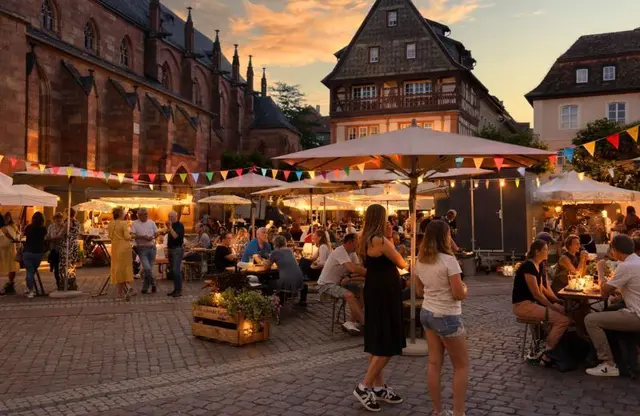 Ein Feierabendmarkt auf dem Marktplatz lädt zum Bummeln, Essen und Verweilen ein.  | Foto: Stadt Neustadt, ChatGPT