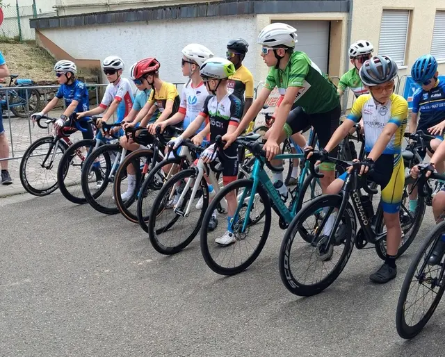 Luca Giro (links) und Constantin La Cava in den weißen Trikots mit roten Armansätzen direkt vorm Start des U13-Rennens | Foto: |HSchäffer