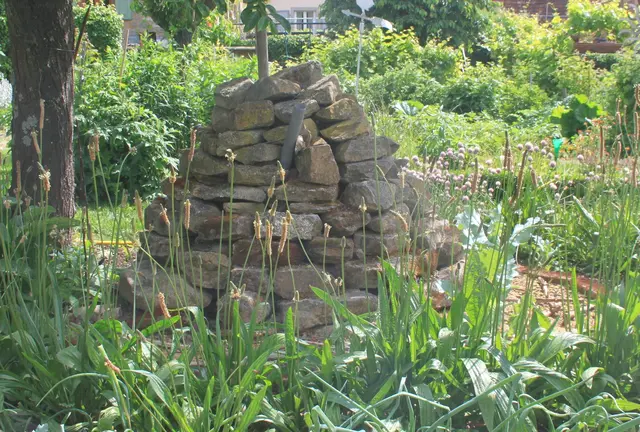Sandarium und Sandsteinhaufen: Der Garten der Müllers hat einiges zu bieten | Foto: Klaus Müller
