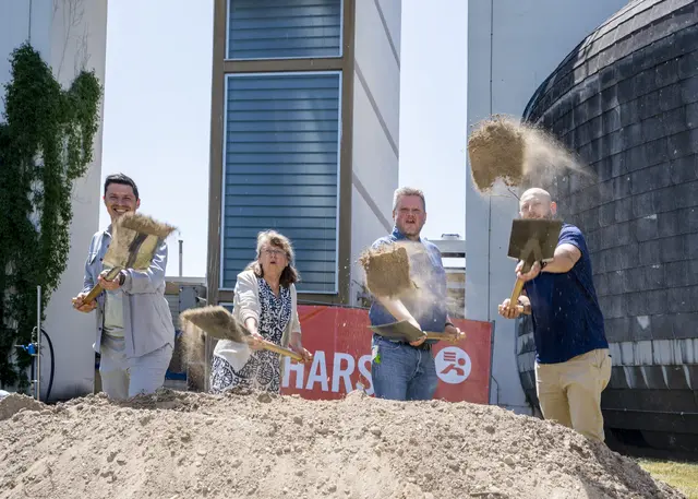 Beim Spatenstich für den dritten Faulturm: SWS-Geschäftsführer Georg Weyrich, Beigeordnete Irmgard Münch-Weinmann, EBS-Werkleiter Jürgen Wölle und Projektingenieur David Friedländer-Bruyère (v.l.n.r.) | Foto: Stadtwerke Speyer