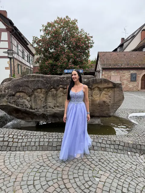 Die diesjährige Frühlingskönigin Daniela I. auf dem Platz vor der Abteikirche | Foto: Touristinfo/gratis