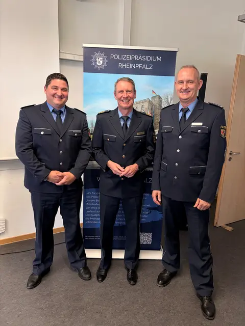 Bei der Polizeiinspektion Haßloch hat es einen Führungswechsel gegeben: Frank Hoffmann wurde verabschiedet, Jens Völlinger übernimmt die Leitung der Dienststelle. | Foto: Polizeipräsidium Rheinpfalz