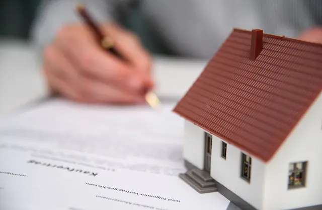 Vorsorge schützt das Lebenswerk: Wer rechtzeitig handelt, sichert nicht nur seine Immobilie, sondern auch die finanzielle Stabilität seiner Familie.  | Foto: dpa