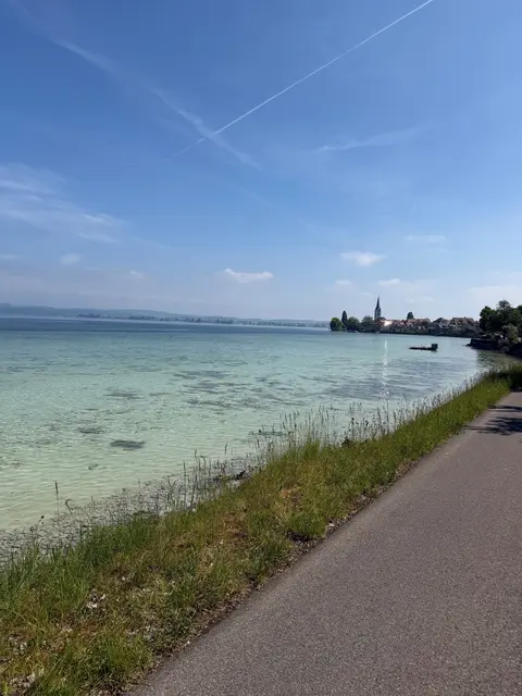 Auf dem Radweg bei der Anfahrt auf Konstanz am Bodensee  | Foto: Langhoff/gratis