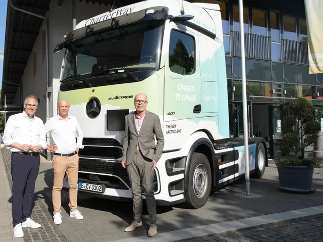 Beim Thema E-Lkw geht es für Betriebe in der Südpfalz vor allem darum, wo sie verlässlich laden können und wie schnell die nötigen Netze ausgebaut werden. | Foto: V.l.n.r.: Landräte Seefeldt, SÜW, Brandl, GER und Landaus OB Dr. Geißler.