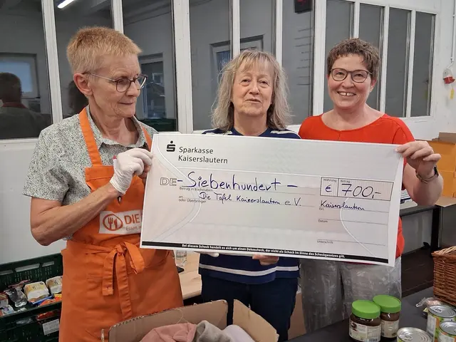 Bei der Scheckübergabe an den Vorstand der Tafel v.l.n.r. Renate Schneider (2. Vorsitzende Tafel), Liane Mokry-Pries (Vorsitzende Tafel) und Spenderin Margit Willger | Foto: Liane Mokry-Pries