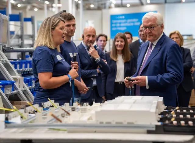 Steinmeier will mit der eintägigen Reise Diplomaten das Saarland zeigen  | Foto: Harald Tittel/dpa