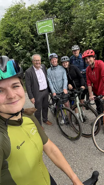 Das erste Selfie am Derdinger Horn (287 m): Bürgermeister Thomas Nowitzki, das Team des Kraichgau-Stromberg Tourismus e.V., Johannes Reutter vom Naturpark Strom-berg-Heuchelberg e.V., Nina Reichenbach, 6x Trialweltmeisterin aus Oberderdingen und Wolfgang Keimp, Radguide und und Weinerlebnisführer. | Foto:  Kraichgau-Stromberg Tourismus e.V.