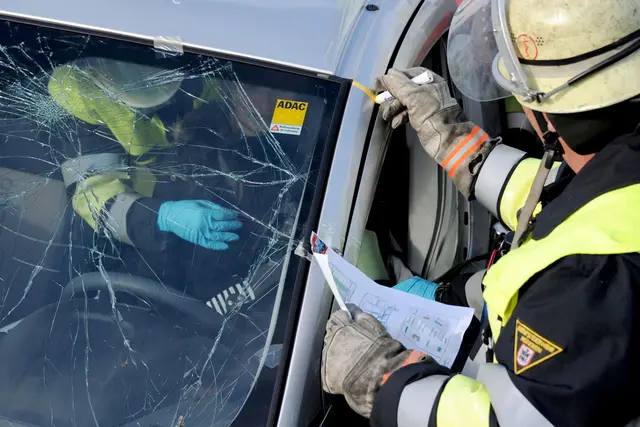 Rettungskarten im Auto liefern Hilfskräften wertvolle Informationen zur Bergung von Unfallopfern. | Foto: dpa
