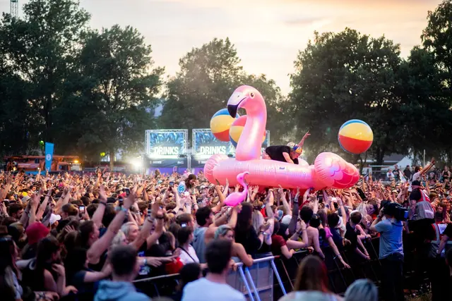 Wer Outdoor-Events in einer Gruppe besucht und sich gegenseitig im Blick behält, ist besser vor Taschendieben und anderen Gefahren geschützt. | Foto: dpa