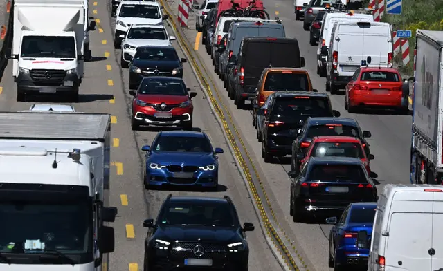 Zum Ende der Pfingstferien wird es voll auf den Straßen. (Archivbild) | Foto: Bernd Weißbrod/dpa