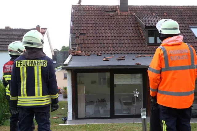 Zehn Häuser sollen von dem Unwetter betroffen sein.  | Foto: Thorsten Kremers/dpa