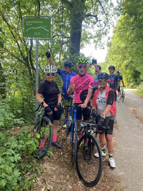 Pass erreicht, Foto gemacht: Eine Rennradgruppe sammelt am „Gallusbildhäusel" (261 m) ihr Selfie für die Wall of Fame des Kraichgau-Stromberg Tourismus. | Foto: Kraichgau-Stromberg Tourismus e.V.