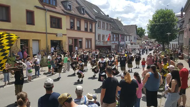 Der Umzug wird von farbenprächtigen Fanfarenzügen angeführt, auf die  Zisterziensermönche, Wallonen, Hugenotten und der ehemals wichtige Nachtwächter folgen | Foto: Touristinfo/gratis