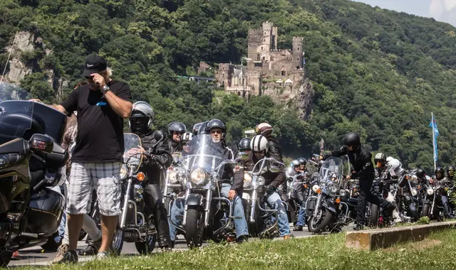 Die Kulisse ist romantisch und das Spektakel laut: Harley-Davidson-Treffen Magic Bike im Mittelrheintal. (Archivbild) | Foto: Frank Rumpenhorst/dpa