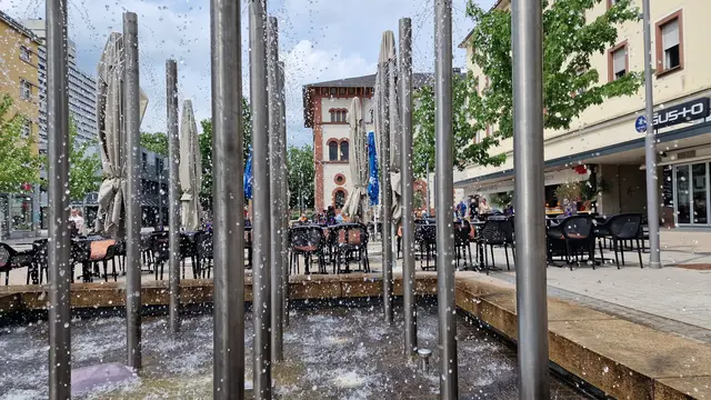 Beim zweiten Vorfall bedrohte der aggressive Mann laut Polizei einen 62-jährigen Imbiss-Verkäufer am Schillerplatz | Foto: Ralf Vester