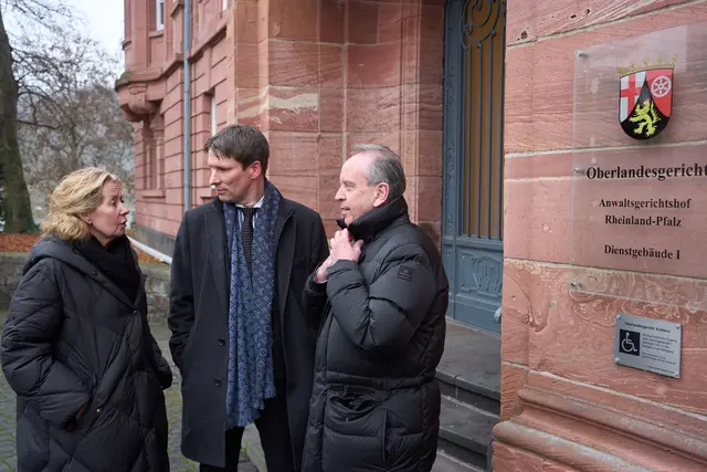 Das Ehepaar Orth kämpft für juristische Konsequenzen, nachdem ihre Tochter in der Ahrtalflut gestorben ist. (Archivbild) | Foto: Thomas Frey/dpa