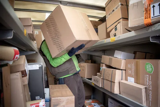 Der Paketbote entwendete Warensendungen im Wert von rund 20.000 Euro. (Symbolbild) | Foto: Sina Schuldt/dpa