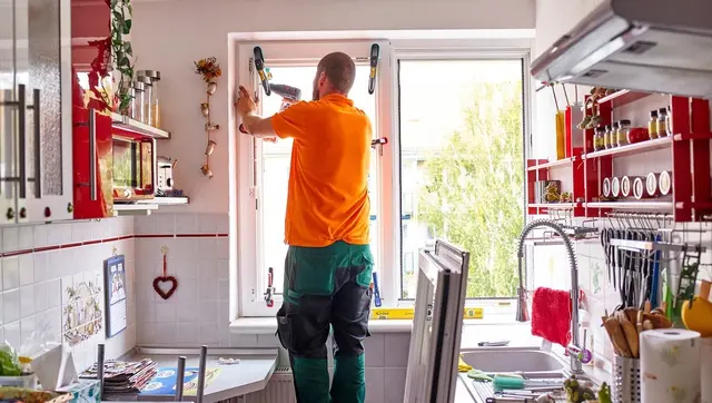 Viele Fenstersanierungen sind schneller erledigt als gedacht: Je nach Montageart liegt die Arbeitszeit oft zwischen rund 30 Minuten und 2 Stunden pro Fenster. | Foto: Foto: Finstral