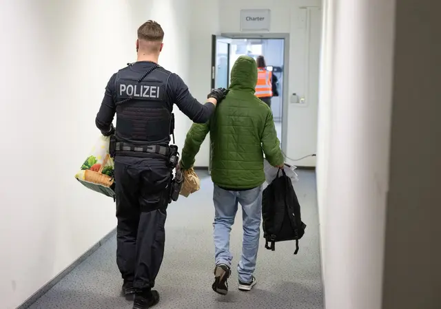 Aus dem Südwesten bearbeitet der Sonderstab Gefährliche Ausländer derzeit knapp 900 Fälle von Kriminellen oder gefährlichen Menschen, darunter zahlreiche schwere Straftäter. (Archivbild) | Foto: Boris Roessler/dpa