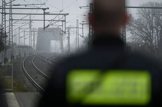 Der 15-Jährige kam der Oberleitung zu nah und erlitt lebensbedrohliche Verbrennungen. (Symbolbild) | Foto: Katharina Kausche/dpa