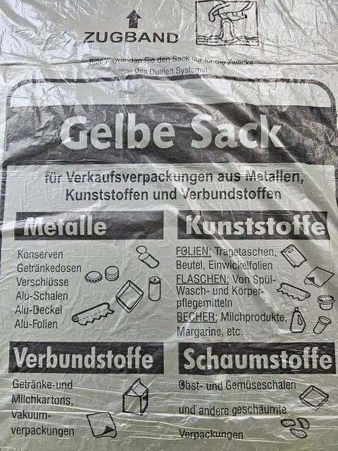 Viele fragen sich beim Entsorgen, was wirklich in den Gelben Sack gehört. Der Aktionstag gibt dazu praktische Hilfe vor Ort. | Foto: Eva Bender