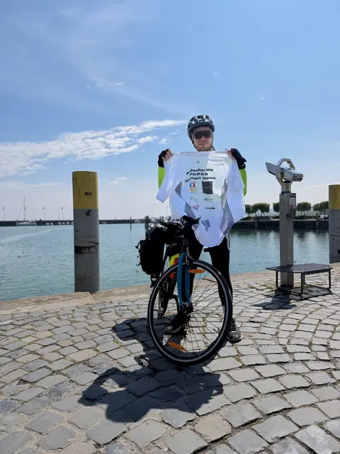 Angekommen: Nach 451 Kilometern erreicht Benjamin Langhoff das Ziel seiner Spendenradtour in Konstanz am Bodensee | Foto: Langhoff/gratis