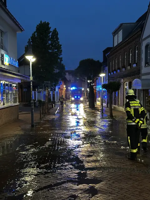 Ein Rohrbruch hat in Schermbeck die Mittelstraße auf rund 50 Metern beschädigt. Die Feuerwehr sicherte den Bereich, die Straße bleibt vorerst gesperrt. | Foto: Feuerwehr Schermbeck