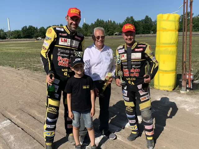Die Seitenwagen-Sieger Markus Venus und Markus Eibl mit Steffen Schneider vom MSC Altrip | Foto: Michael Sonnick