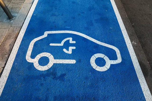 Bevor man so eine Fläche mit dem eigenen E-Auto zum Laden befahren darf, muss eine Kaufentscheidung her. Und die richtet sich nach Auswahlkriterien wie Akkugröße und Ladeleistung zum Schnellladen sowie Platzangebot. | Foto: dpa