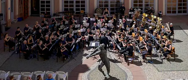 Sinfonische Blasmusik auf höchstem Niveau: Rund 80 Musikerinnen und Musiker aus ganz Deutschland und den Nachbarländern laden zum Abschlusskonzert des 34. Sommerkurses ein.  | Foto: Holger Knecht