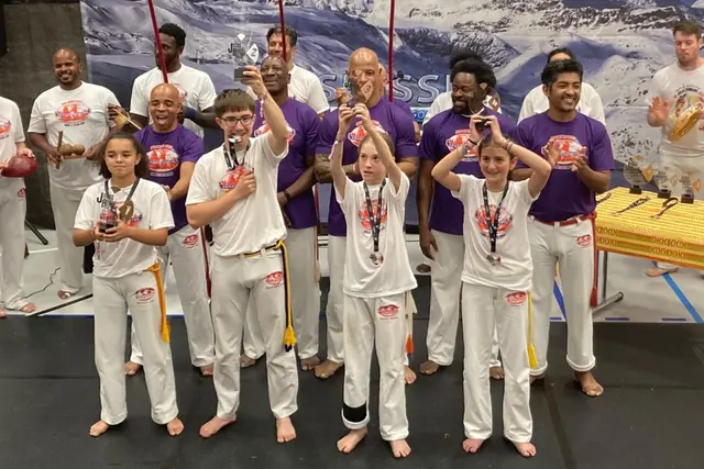Joana Loucopoulos (vorne rechts) erreicht den 4. Platz in der Jugendkategorie bei den offenen Kinder- und Jugendmeisterschaften von ABADÁ-Capoeira. | Foto: A. Loucopoulos