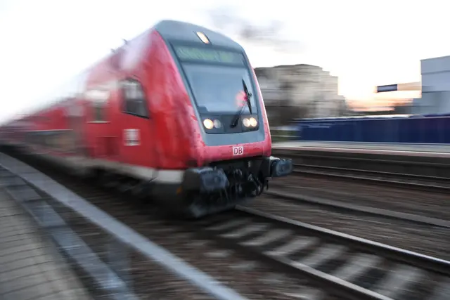 Die Südbahn ist nach monatelangen Bauarbeiten bald wieder frei. (Symbolbild)  | Foto: Felix Kästle/dpa